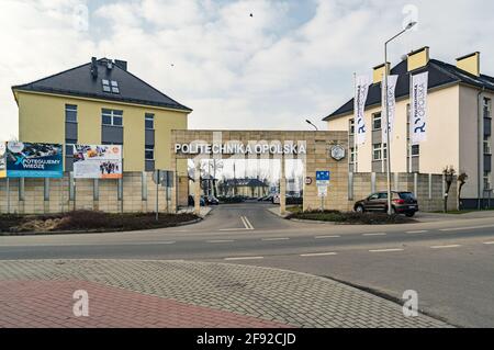 OPOLE, POLONIA - Mar 25, 2021: Porta d'ingresso al campus dell'Università di tecnologia di Opole in via Proszkowska Foto Stock