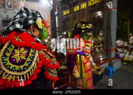 Un artista topeng mascherato in un festival del tempio a Ubud, Bali, Indonesia. Foto Stock
