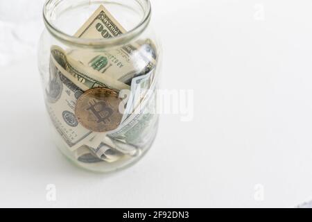 Composizione con banconote di risparmio in un vaso di vetro. Concetto di investimento e di conservazione di denaro, primo piano Foto Stock