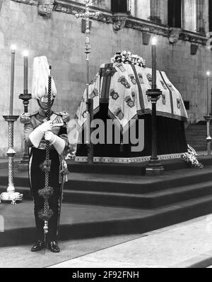 File foto datata 29/03/53 della bara della regina Maria che riposa sulla catafalque alla menzogna-in-stato in Westminster Hall, Londra. Il fatto che non ci sia mai stato - in una rottura con la tradizione - dovuto essere una menzogna nello stato per il duca di Edimburgo è tipico del genere di uomo che era. Data di emissione: Venerdì 16 aprile 2021. Foto Stock