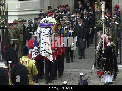 File foto datata 09/04/02 della bara della regina Elisabetta la regina madre che viene trasportata da Westminster Abbey, Londra, dopo il suo funerale. I funerali della Regina madre sono stati l'ultimo funerale reale ad essere ampiamente trasmesso in televisione nel Regno Unito. Data di emissione: Venerdì 16 aprile 2021. Foto Stock