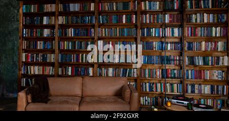 Sfondo del libro. Messa a fuoco selettiva. Trama sfocata di vecchi libri. Librerie nella biblioteca. Foto Stock