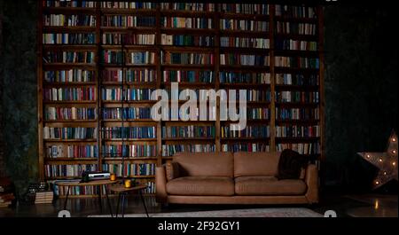 Sfondo del libro. Messa a fuoco selettiva. Trama sfocata di vecchi libri. Librerie nella biblioteca. Foto Stock