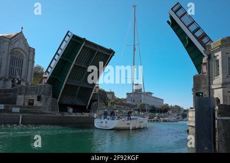 Una barca passa attraverso il Ponte di Bascule aperto, conosciuto anche Come Weymouth Town Bridge a Weymouth Dorset Inghilterra Regno Unito Foto Stock