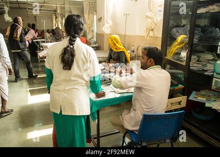 Pazienti in un ospedale rurale nel Rajasthan, India Foto Stock