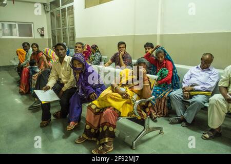 I pazienti aspettano il loro turno in un ospedale rurale nel Rajasthan, India Foto Stock
