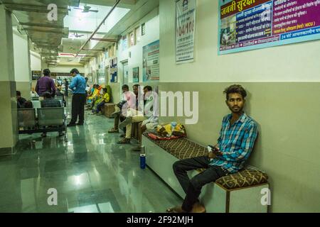 I pazienti aspettano il loro turno in un ospedale rurale nel Rajasthan, India Foto Stock