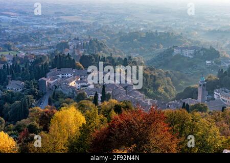 Vista panoramica del villaggio di Asolo Foto Stock