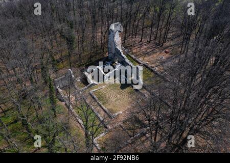 Il monastero di San Michele rovina l'Ungheria vicino alla città di Nagyvazsony. Antiche rovine del XIII secolo. Costruito da Pal Kinizsi. È un famoso istore hungaryan Foto Stock