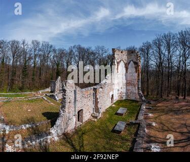 Il monastero di San Michele rovina l'Ungheria vicino alla città di Nagyvazsony. Antiche rovine del XIII secolo. Costruito da Pal Kinizsi. È un famoso istore hungaryan Foto Stock