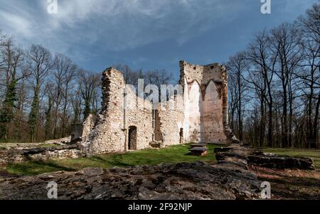 Il monastero di San Michele rovina l'Ungheria vicino alla città di Nagyvazsony. Antiche rovine del XIII secolo. Costruito da Pal Kinizsi. È un famoso istore hungaryan Foto Stock