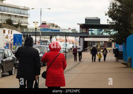 Lockdown Leded - Vista posteriore delle persone che camminano e godono della libertà di socializzare dopo un lungo blocco nazionale in Gran Bretagna, aprile 2021 Foto Stock