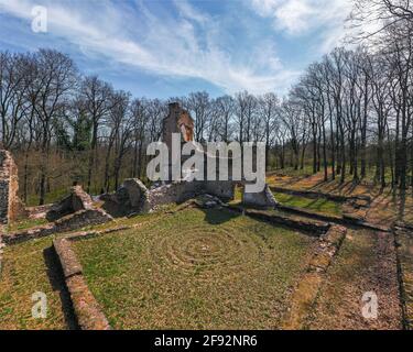 Il monastero di San Michele rovina l'Ungheria vicino alla città di Nagyvazsony. Antiche rovine del XIII secolo. Costruito da Pal Kinizsi. È un famoso istore hungaryan Foto Stock