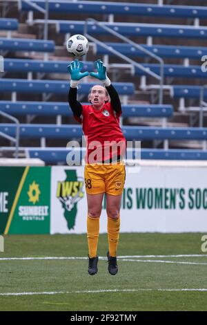 Il portiere dei Chicago Red Stars Cassie Miller (38) cattura un pallone prima di una partita della NWSL al Seat Geek Stadium, giovedì aprile. 15, 2021, a Bridgeview, Illinois. Portland sconfisse Chicago 1-0 (Melissa Tamez/Image of Sport) Foto Stock