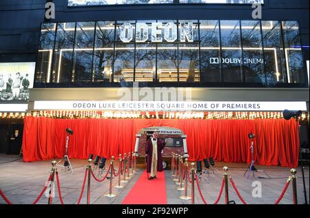 Londra, UK, 15 aprile 2017 Graham McPherson aka Suggs partecipa alla prima Mad Miniature all'Odeon Luxe Leicester Square di Londra.Photo è stato imbarcato fino alle 19:00, 15 aprile 2020. Credit: Doug Peters/EMPICS/Alamy Live News pic: 31 marzo 2021 Foto Stock
