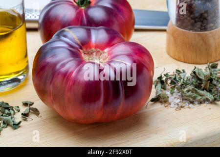 Bellissimi pomodori freschi Mar Azul (Marazul). Si tratta di una nuova e deliziosa varietà di pomodoro dalle delicate tonalità bluastre, porpora e pinkish con un più fr Foto Stock