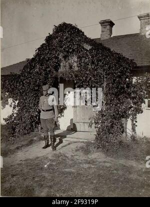 Il marshalleutnant Joseph Roth di Limanowa-Lapanov in Ossiece di fronte alla sua casa. Foto Stock