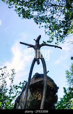 Un serpente di legno sotto forma di un idolo pagano contro il cielo blu Foto Stock