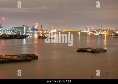Tamigi con vista sulle barriere alluvioni che hanno progettato per evitare le inondazioni nel centro di Londra causate da picchi di maree. Foto Stock