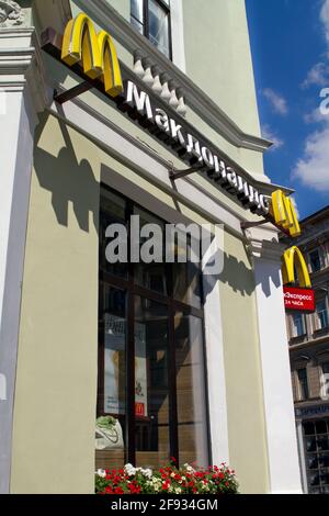 07-03-2011 San Pietroburgo, Russia. Il famoso ristorante americano McDonald's si trova nel cuore della città russa di San Pietroburgo Foto Stock