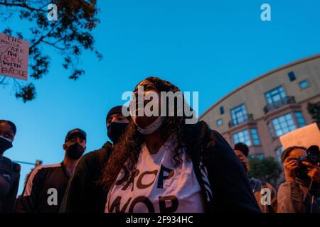 San Francisco, California, Stati Uniti. 15 Aprile 2021. Un protestante grida in angoscia contro gli ufficiali di polizia mentre le lacrime sgorgano giù la sua faccia. Credit: Jungho Kim/ZUMA Wire/Alamy Live News Foto Stock