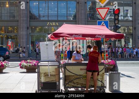 07-03-2011 San Pietroburgo Russia gelato stand situato sul viale emblematico Nevsky con una tenda della bevanda americana Coca Cola, e sulla ot Foto Stock