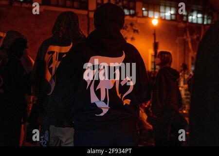 San Francisco, California, Stati Uniti. 15 Aprile 2021. Una persona indossa una felpa con cappuccio con la scritta "F12" stampata all'esterno della stazione di polizia della missione. Credit: Jungho Kim/ZUMA Wire/Alamy Live News Foto Stock