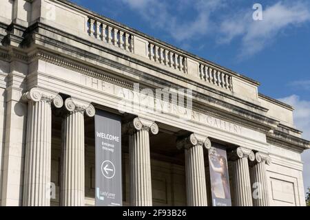 La Lady Lever Art Gallery nel villaggio di Port Sunlight, Wirral, Cheshire; primo piano della facciata con colonne classiche Foto Stock