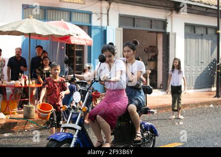 Luang Prabang, Laos. 15 Aprile 2021. Le persone si sprigionano l'acqua l'una all'altra, celebrando il Songkran Festival o il nuovo anno del Laos, a Luang Prabang, Laos, 15 aprile 2021. Credit: Kaikeo Saiyasane/Xinhua/Alamy Live News Foto Stock