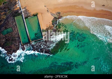 Foto aerea della piscina rocciosa della spiaggia Austinmer a sud di Sydney, Australia. L'immagine è stata scattata all'alba usando il DJI Mavic 2 pro Foto Stock