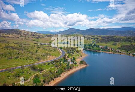 Foto del drone aereo del lago Jindabyne guardando verso Thredbo nel Parco Nazionale del Monte Kosciuszko, Australia. Foto Stock