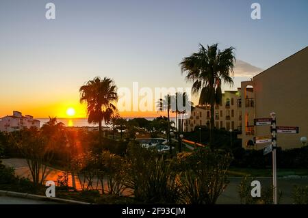Tramonto al Club la Costa resort e hotel a Marina del Sol a Fuengirola, Spagna. Provincia di Malaga, Andalusia, sulla Costa del Sol. Sole basso. Hotel Foto Stock