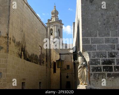 Piccola strada con vista sul marciapiede di Mdina, Malta Foto Stock