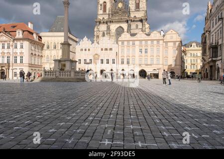 Praga, CZ-22 marzo 2021: I cechi hanno simbolicamente "lastricato" la piazza della Città Vecchia con migliaia di croci. Simboleggiano le vittime del coronavirus Foto Stock