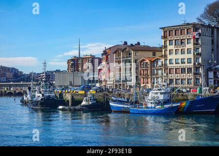San Sebastian, Spagna - 1 marzo 2021: Il pittoresco villaggio di pescatori basco di Pasaia, vicino a San Sebastian Foto Stock