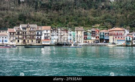 San Sebastian, Spagna - 1 marzo 2021: Il pittoresco villaggio di pescatori basco di Pasaia, vicino a San Sebastian Foto Stock