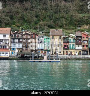 San Sebastian, Spagna - 1 marzo 2021: Il pittoresco villaggio di pescatori basco di Pasaia, vicino a San Sebastian Foto Stock