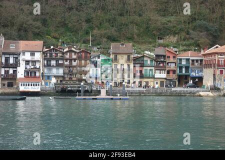 San Sebastian, Spagna - 1 marzo 2021: Il pittoresco villaggio di pescatori basco di Pasaia, vicino a San Sebastian Foto Stock