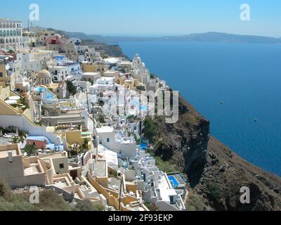 Il villaggio di Fira con i pittoreschi hotel e camere in affitto a Santorini Grecia Foto Stock