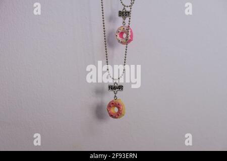 Pendente Set di migliori amici due ciambelle collana closeup. Messa a fuoco selettiva Foto Stock
