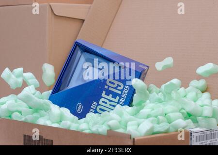 Praga, CZ-14 gennaio 2021: Confronto della CPU in Box. Processore Intel Comet Lake-S 10 Core i9 10900K per desktopn in box Packagi Foto Stock
