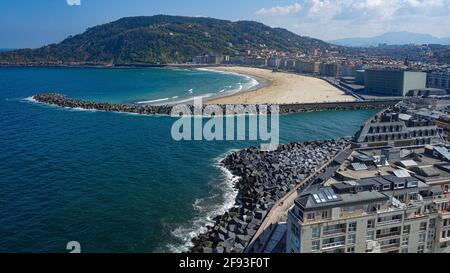 San Sebastian, Spagna - 2 aprile 2021: Vista della spiaggia di Gros e Zurriola da Monte Urgull a San Sebastian Foto Stock