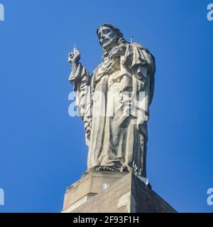 San Sebastian, Spagna - 2 aprile 2021: La statua del Sacro cuore e Castillo de la Mota, sul Monte Urgull Foto Stock