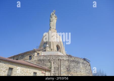 San Sebastian, Spagna - 2 aprile 2021: La statua del Sacro cuore e Castillo de la Mota, sul Monte Urgull Foto Stock