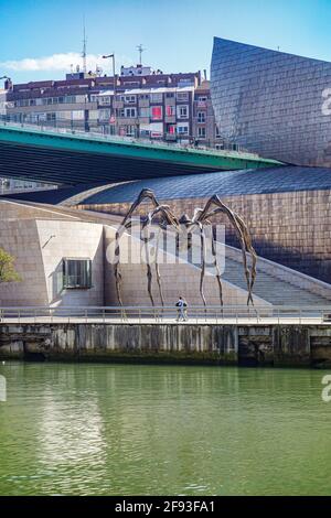 Bilbao, Spagna - 2 aprile 2021: Scultura del ragno 'Maman' in mostra fuori dal Museo Guggenheim di Bilbao, Spagna Foto Stock