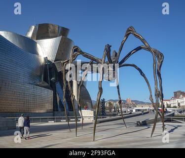 Bilbao, Spagna - 2 aprile 2021: Scultura del ragno 'Maman' in mostra fuori dal Museo Guggenheim di Bilbao, Spagna Foto Stock