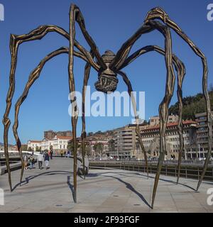 Bilbao, Spagna - 2 aprile 2021: Scultura del ragno 'Maman' in mostra fuori dal Museo Guggenheim di Bilbao, Spagna Foto Stock