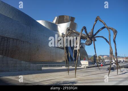 Bilbao, Spagna - 2 aprile 2021: Scultura del ragno 'Maman' in mostra fuori dal Museo Guggenheim di Bilbao, Spagna Foto Stock