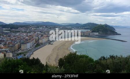 San Sebastian, Spagna - 19 febbraio 2021: Tramonto su Monte Urgull dalla spiaggia di Zurriola Foto Stock