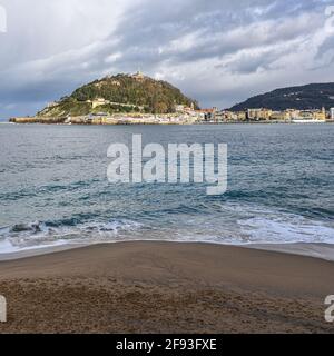 San Sebastian, Spagna - 1 febbraio 2021: Vista di Monte Urgull dalla Baia di la Concha Foto Stock